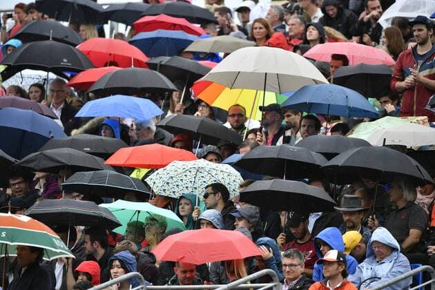 Regenunterbrechung Regenpause rain delay match suspended Regenschirme Zuschauer 11.06.2016 Halbfinale Tennis Mercedes-Cup Stuttgart Weißenhof 04.06..-12.06.2016 MercedesCup Stuttgart Weißenhof 2016