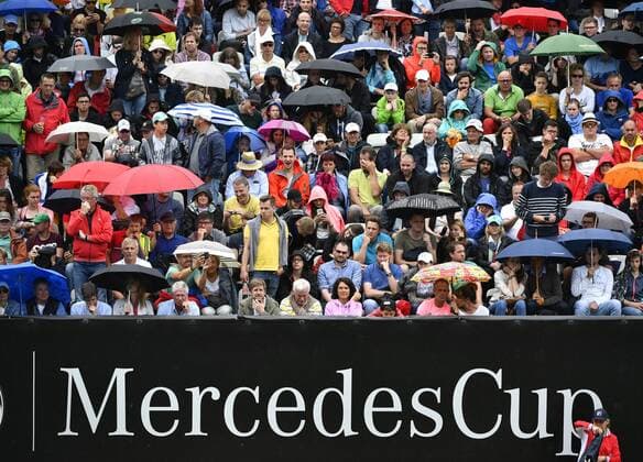 Regenunterbrechung Regenpause rain delay match suspended Regenschirme Zuschauer 11.06.2016 Halbfinale Tennis Mercedes-Cup Stuttgart Weißenhof 04.06..-12.06.2016 MercedesCup Stuttgart Weißenhof 2016