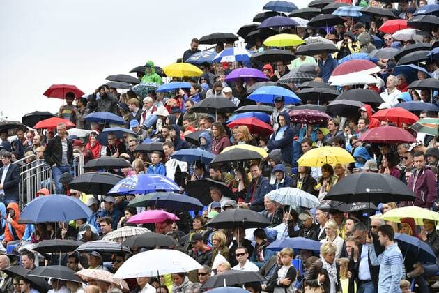 Regenunterbrechung Regenpause rain delay match suspended Regenschirme Zuschauer 11.06.2016 Halbfinale Tennis Mercedes-Cup Stuttgart Weißenhof 04.06..-12.06.2016 MercedesCup Stuttgart Weißenhof 2016