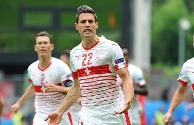 Themen der Woche - SPORT Bilder des Tages - SPORT Fussball, Europameisterschaft, Herren, EM EURO 2016 Frankreich, Gruppenphase, Stade Bollaert-Delelis in Lens, Gruppe A: Albanien (rot) - Schweiz (weiss); Nationalteam Länderspiel Jubel Fabian Schär (SUI) nach seinem Tor zum 1:0. Jubel, Freude, Aktion.