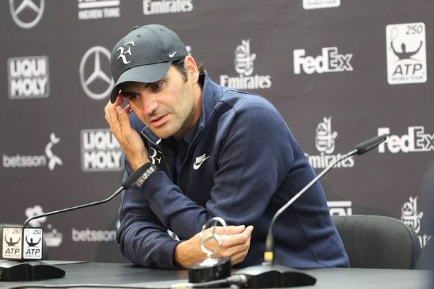 11.06.2016, Mercedes Cup Stuttgart, ATP Tennis Herren Tour, Tennis im Bild: Roger Federer niedergeschlagen nach dem Spiel vs Dominic Thiem
