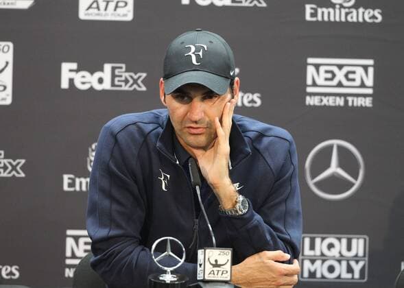 11.06.2016, Mercedes Cup Stuttgart, ATP Tennis Herren Tour, Tennis im Bild: Roger Federer niedergeschlagen nach dem Spiel vs Dominic Thiem
