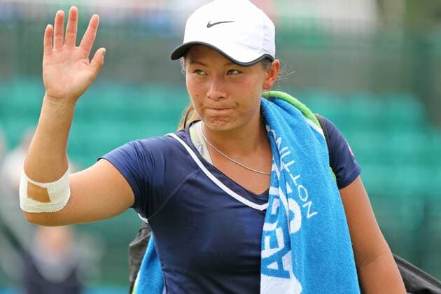 11.06.2016. Nottingham Tennis Centre, Nottingham, England. Aegon WTA Tennis Damen Nottingham Open Day 8. Tara Moore of Great Britain acknowledges the applause of the crowd as she departs centre court having lost in the quarter final to Saisai Zheng of China in two sets xDavidxKissmanx  ActionPlus11747528