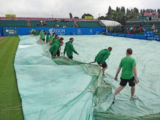 11.06.2016. Nottingham Tennis Centre, Nottingham, England. Aegon WTA Tennis Damen Nottingham Open Day 8. Covers being removed from centre court xDavidxKissmanx  ActionPlus11747530