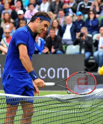 Roger FEDERER (SUI) haut enttaeuscht mit seinem Schlaeger gegen das Netz. Deutschland, Stuttgart: Tennis, MercedesCup 2016: Halbfinale am 11.06.2016, TC Weissenhof.