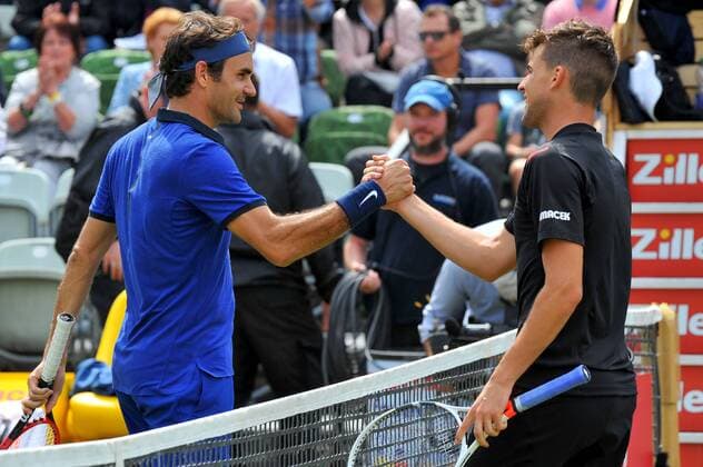 Bilder des Tages - SPORT Roger FEDERER (SUI) gratuliert Dominic THIEM (AUT) zum Sieg. Deutschland, Stuttgart: Tennis, MercedesCup 2016: Halbfinale am 11.06.2016, TC Weissenhof.
