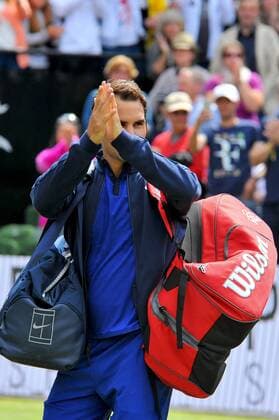 Roger FEDERER (SUI) verabschiedet sich von den Zuschauern. Deutschland, Stuttgart: Tennis, MercedesCup 2016: Halbfinale am 11.06.2016, TC Weissenhof.