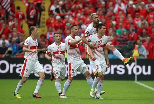SOCCER - UEFA EURO EM EURO Europameisterschaft Länderspiel Nationalmannschaft Fussball 2016 LENS,FRANCE,11.JUN.16 - SOCCER - UEFA european Championship EM EURO Europameisterschaft 2016, international match Länderspiel Albania vs Switzerland. Image shows the rejoicing of Stephan Lichtsteiner, Xherdan Shaqiri, Haris Seferovic , Valon Behrami and Fabian Schaer (SUI). GEPAxpictures xChristianxWalgram