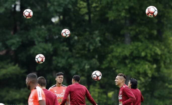 Copa America, Training Nationalteam Peru Peruvian soccer team player Paolo Guerrero (2R) during a training session at Babson College, Wellesley, United States. Peru and Brazil will face in match tomorrow for Copa America 2016. PERUVIAN SOCCER TEAM TRAINING SESSION !ACHTUNG: NUR REDAKTIONELLE NUTZUNG!  cmm 20160611-636012699759301266