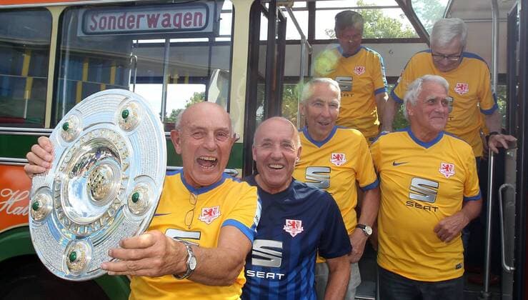 Fußball, Eintracht Braunschweig, Deutscher Meister 1967 Ein Teil der 67iger Meistermannschaft mit einer Kopie der meisterschale, v.l. Kapitaen Joachim Baese, Horst Wolter, Wolfgang Brase, Walter Schmidt, Wolf Ruediger Krause und Wolfgang Simon (alle Eintracht Braunschweig)