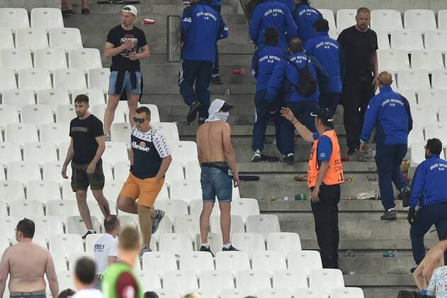 Randale ,Ausschreitungen auf der Tribuene zwischen russischen und englischen Fans,Hooligans,Randalierer,Gewalt. Vorrunde Gruppe B, Spiel M04,England (ENG)-Russland (RUS) 1-1, am 11.06.2016 in Marseille,Stade Velodrome Fussball EM 2016 in Frankreich vom 10.06. - 10.07.2016.