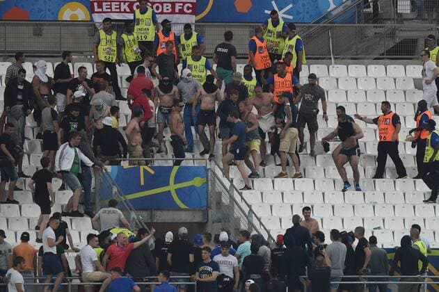 Randale ,Ausschreitungen auf der Tribuene zwischen russischen und englischen Fans,Hooligans,Randalierer,Gewalt. Vorrunde Gruppe B, Spiel M04,England (ENG)-Russland (RUS) 1-1, am 11.06.2016 in Marseille,Stade Velodrome Fussball EM 2016 in Frankreich vom 10.06. - 10.07.2016.