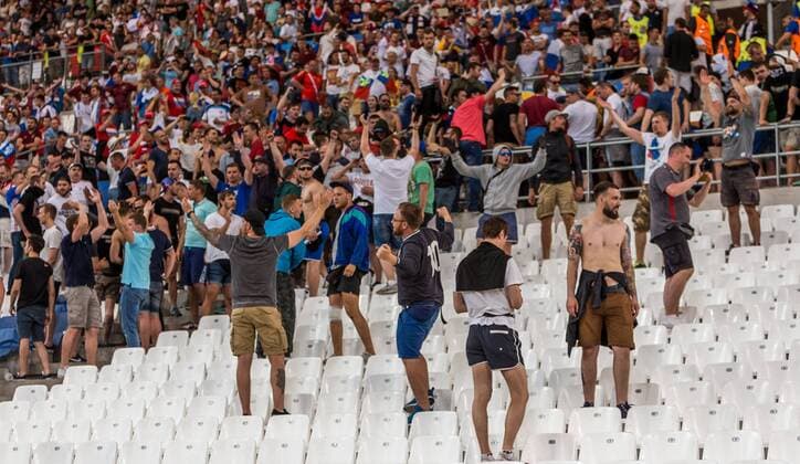 11.06.2016, Stade Velodrome, Marseille, FRA, UEFA EURO EM Europameisterschaft Fussball Frankreich, England vs Russland, Gruppe B, im Bild Ausschreitugen im Stadion nach dem Abpfiff Riots inside the Stadium during Group B match between England and Russia of the UEFA EURO 2016 France at the Stade Velodrome in Marseille, France on 2016 06 11. -Pressefoto Marseille  EP_fei  