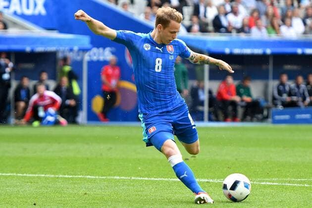 11.06.2016, Stade de Bordeaux, Bordeaux, FRA, UEFA EURO EM Europameisterschaft Fussball Frankreich, Wales vs Slowakei, Gruppe B, im Bild Ondrej Duda of Slovakia scores their first goal to make it Wales 1 Slovakia 1 Ondrej Duda of Slovakia scores their first goal to make it Wales 1 Slovakia 1 during Group B match between Wales and Slovakia of the UEFA EURO 2016 France at the Stade de Bordeaux in Bordeaux, France on 2016 06 11. Bordeaux  EP_fil  