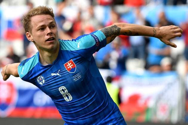 11.06.2016, Stade de Bordeaux, Bordeaux, FRA, UEFA EURO EM Europameisterschaft Fussball Frankreich, Wales vs Slowakei, Gruppe B, im Bild Ondrej Duda of Slovakia (centre) celebrates scoring their first goal to make it Wales 1 Slovakia 1 Ondrej Duda of Slovakia (centre) celebrates scoring their first goal to make it Wales 1 Slovakia 1 during Group B match between Wales and Slovakia of the UEFA EURO 2016 France at the Stade de Bordeaux in Bordeaux, France on 2016 06 11. Bordeaux  EP_fil  