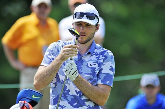 June 11, 2016: Russell Henley examines his driver while on the tee box of the 10th hole during the third round of the FedEx St. Jude Classic at TPC Southwind in Memphis, Tennessee. Austin McAfee CSM PGA Golf Herren 2016: FedEx St. Jude Classic JUNE 11 - ZUMAc04_