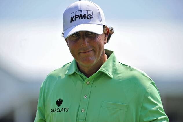June 11, 2016: Phil Mickelson looks acknowledges some fans as he walks towards the 13th fairway during the third round of the FedEx St. Jude Classic at TPC Southwind in Memphis, Tennessee. Austin McAfee CSM PGA Golf Herren 2016: FedEx St. Jude Classic JUNE 11 - ZUMAc04_