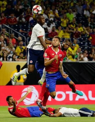 Yerry Mina (L) of Colombia vies for the ball with Francisco Calvo (R) of Costa Rica during a soccer match part of Copa Libertadores Centenario at NRG stadium in Houston, Texas, United States, 11 June 2016. Colombia vs. Costa Rica !ACHTUNG: NUR REDAKTIONELLE NUTZUNG!  TX01 20160612-636013008366850377