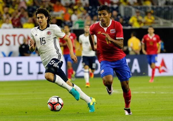 Stefan Medina (L) of Colombia vies for the ball with Johan Venegas (R) of Costa Rica during a soccer match part of Copa Libertadores Centenario at NRG stadium in Houston, Texas, United States, 11 June 2016. EFE JUAN CARLOS CÁRDENAS Colombia vs. Costa Rica !ACHTUNG: NUR REDAKTIONELLE NUTZUNG!  TX01 20160612-636013008376990052