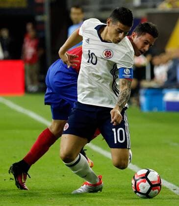James Rodriguez (front) of Colombia vies for the ball Brayan Oviedo (back) of Costa Rica during a soccer match part of Copa Libertadores Centenario at NRG stadium in Houston, Texas, United States, 11 June 2016. Colombia vs. Costa Rica !ACHTUNG: NUR REDAKTIONELLE NUTZUNG!  TX01 20160612-636013074047174052