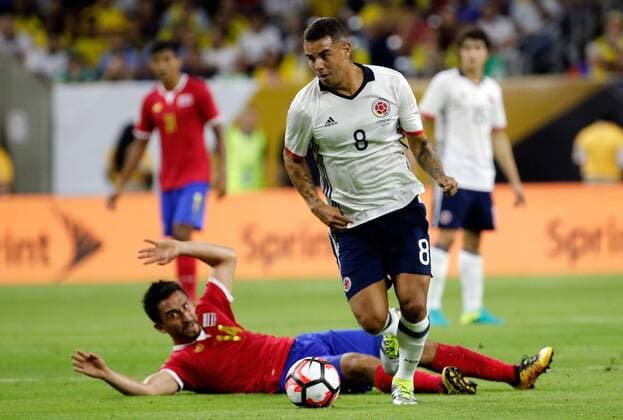 Edwin Cardona (front) of Colombia vies for the ball Randall Asofeifa (down) of Costa Rica during a soccer match part of Copa Libertadores Centenario at NRG stadium in Houston, Texas, United States, 11 June 2016. Colombia vs. Costa Rica !ACHTUNG: NUR REDAKTIONELLE NUTZUNG!  TX01 20160612-636013094109107435