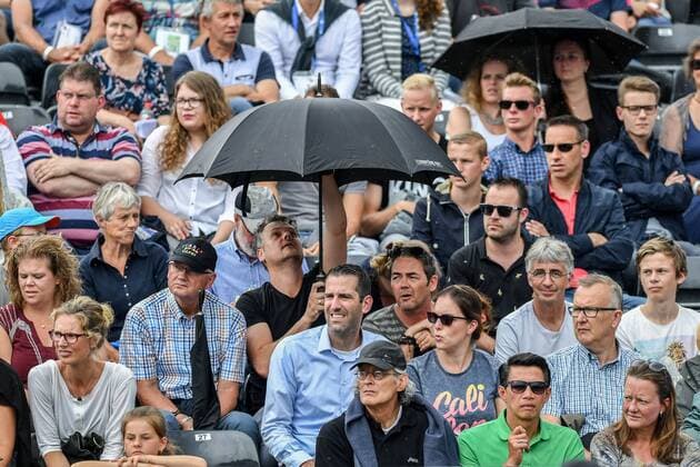 Illustration picture shows the public under umbrellas during a tennis game between French Kristina Mladenovich and American Coco Vandeweghe in the finals of the women s singles at the Ricoh Open WTA Tennis Damen tennis tournament in Rosmalen, the Netherlands, Sunday 12 June 2016. LUCxCLAESSEN  x04869740x