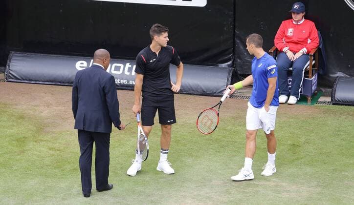 Stuttgart Tennis MercedesCup 2016 , Finale , von links: Schiedsrichter Carlos Bernardes Dominic Thiem Philipp Kohlschreiber entscheiden das Spiel wegen einer nassen Fläche nicht aufzunehmen