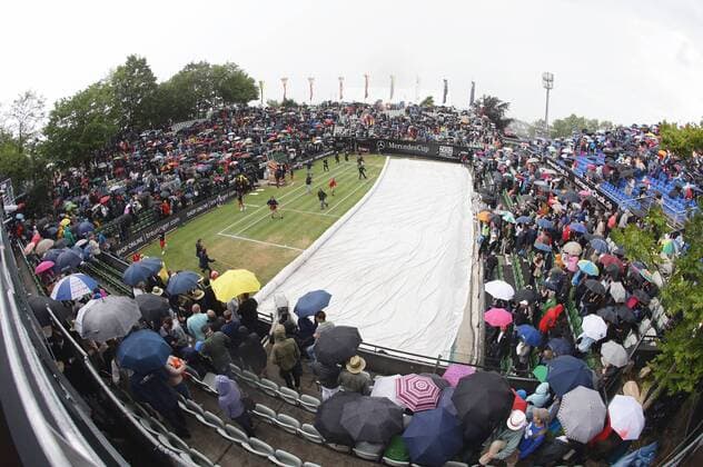 Stuttgart Tennis MercedesCup 2016 , Finale , Helfer decken den Center Court wegen Regen ab