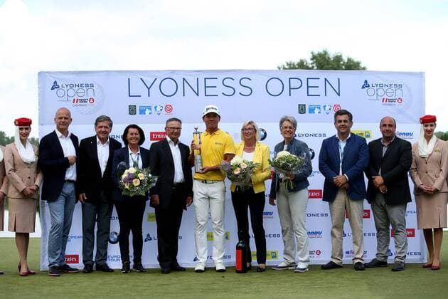 GOLF - PGA Golf Herren Lyoness Open 2016 ATZENBRUGG,AUSTRIA,12.JUN.16 - GOLF - PGA European Tour, Lyoness Open, Diamond Country Club, award ceremony. Image shows Herwig Straka, president Peter Enzinger (OEGV), Silvia Kelemen Weihs (Lyoness), president Christian Guzzi (GC Atzenbrugg), Ashun Wu (CHN), Elisabeth Stadler (Donau Versicherung), Petra Bohuslav, tour director Jose Maria Zamora (European Tour) and CEO Ali A. Al-Khaffaf (Golf Open Event GmbH). GEPAxpictures xDanielxGoetzhaber