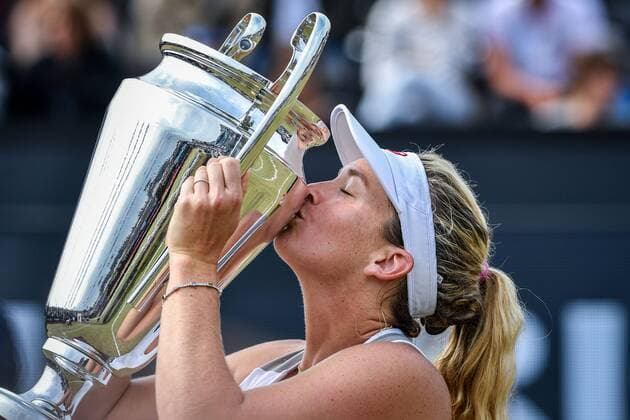 American Coco Vandeweghe kisses the trophy after winning a tennis game between French Kristina Mladenovich and American Coco Vandeweghe in the finals of the women s singles at the Ricoh Open WTA Tennis Damen tennis tournament in Rosmalen, the Netherlands, Sunday 12 June 2016. LUCxCLAESSEN  x04869829x