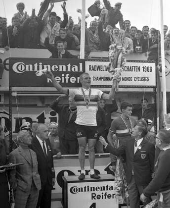 Die Radsportlegende Rudi Altig, auf unserem Bild als Weltmeister der Berufsfahrer 1966 auf dem Nürburgring, ist am Samstag verstorben. Altig jubelt bei der Siegerehrung.Hinter ihm Zuschauer , Fans, die sich freuen HM