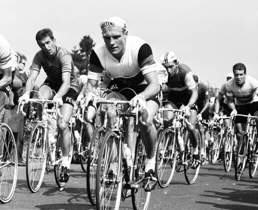 Die Radsportlegende Rudi Altig, auf unserem Bild als Weltmeister der Berufsfahrer 1966 auf dem Nürburgring, ist am Samstag verstorben. Altig im Pulk auf der Strecke HM