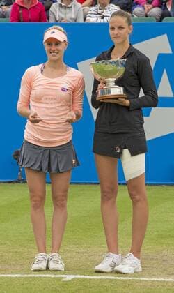 12.06.2016. Nottingham Tennis Centre, Nottingham, England. Aegon WTA Tennis Damen Nottingham Open Finals Day. Karolina Pliskova of Czech Republic on the right is the winner of the Aegon Nottingham Open while Alison Riske of USA left is runner up xDavidxKissmanx  ActionPlus11748188