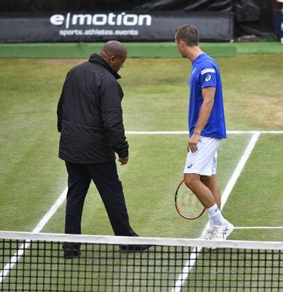 Philipp Kohlschreiber (GER) rutscht auf glitschigem Rasen aus und beschwert sich bei Schiedsrichter Carlos (rechts) über Zustand des Platzes 12.06.2016 Finale Tennis Mercedes-Cup Stuttgart Weißenhof 04.06..-12.06.2016 MercedesCup Stuttgart Weißenhof 2016