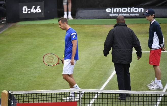 Philipp Kohlschreiber (GER) rutscht auf glitschigem Rasen aus und beschwert sich bei Schiedsrichter Carlos (rechts) über Zustand des Platzes 12.06.2016 Finale Tennis Mercedes-Cup Stuttgart Weißenhof 04.06..-12.06.2016 MercedesCup Stuttgart Weißenhof 2016
