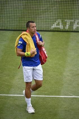Philipp Kohlschreiber (GER) rutscht auf glitschigem Rasen aus und beschwert sich bei Schiedsrichter Carlos woraufhin beide Spieler den Platz wieder verlassen, Regenpause, Trocknen des Platzes hier Philipp Kohlschreiber (GER) enttäuscht unter Pfiffen der Zuschauer 12.06.2016 Finale Tennis Mercedes-Cup Stuttgart Weißenhof 04.06..-12.06.2016 MercedesCup Stuttgart Weißenhof 2016