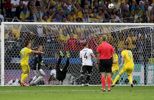 FRA, EM UEFA 2016, Group C, Germany (GER) vs Ukraine EM EURO Länderspiel Nationalteam 12.06.2016, Stade Pierre Mauroy, Lille Metropole, FRA, EM UEFA 2016, Group C, Germany (GER) vs Ukraine EM EURO Länderspiel Nationalteam , im Bild Großchance von Yevhen Konoplyanka (Ukraine), Jerome Boateng (Deutschland) rettet artistisch auf der Linie nordphotoxBratic