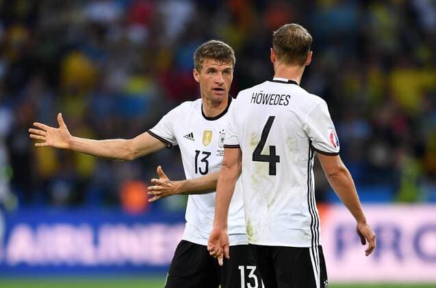 Bilder des Tages - Sport FUSSBALL Euro 2016 GRUPPE C in LILLE Deutschland - Ukraine 12.06.2016 Thomas Mueller (li) und Benedikt Hoewedes (re, beide Deutschland)