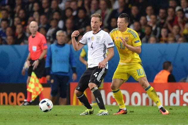 10 Yevhen Konoplyanka (ukr) - 04 Benedikt Höwedes (GER) FOOTBALL : Deutschland - Ukraine Nationalteam - UEFA EURO EM Europameisterschaft Fussball 2016 - 12 06 2016 AnthonyBIBARD FEPx 