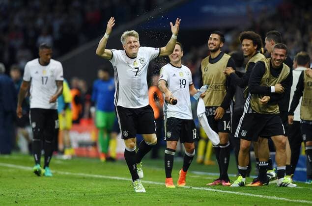 Themen der Woche - SPORT Fussball Euro 2016 Gruppe C in Lille Deutschland - Ukraine 12.06.2016 JUBEL Deutschland; Torschuetz zum 2-0 Bastian Schweinsteiger (li), beobachtet von Mario Goetze, Emre Can, Leroy Sane und Lukas Podolski (hinten v.li.)