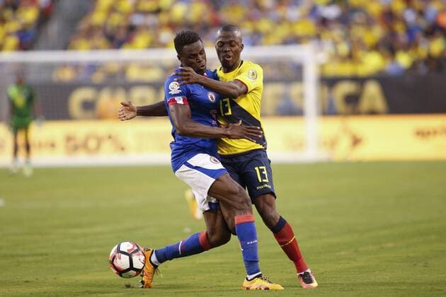 Ecuador s player Enner Valencia (R) fights for the ball with Haiti s Romain Genevois (L), during their Copa America Centenario 2016 match at MetLife stadium in East Rutherford, New Jersey, USA, 12 jUNE 2016. EPA Kena Betancur ECUADOR - HAITI !ACHTUNG: NUR REDAKTIONELLE NUTZUNG!  NJ28 20160613-636013845664518337