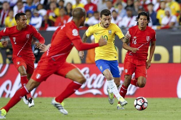 Lucas Lima (2R) of Brasil vies for the ball with Oscar Vilchez (R) of Peru in action during their Copa America Centenario soccer match between Brazil and Peru at Gillete stadium in Foxborough, USA, 12 June 2016. Brazil vs. Peru !ACHTUNG: NUR REDAKTIONELLE NUTZUNG!  FOX109 20160613-636013931598693164