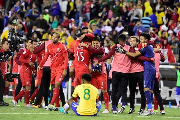 Bilder des Tages - SPORT Themen der Woche - SPORT Sunday, June 12, 2016: Brazil midfielder Elias (8) sits on the pitch as Peru celebrates during the Copa America Centenario 2016 match between Brazil and Peru held at Gillette Stadium in Foxborough Massachusetts. Peru defeats Brazil 1-0. Soccer 2016: Copa America Centenario Brazil vs Peru JUN 12 - ZUMAc04_