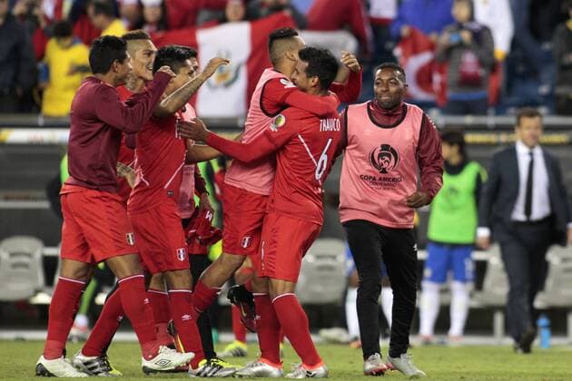 Peru celebrates their 1-0 win over Brazil in the 2016 Copa America Centenario Group B match at Gillette Stadium in Foxborough, Massachusetts on June 12, 2016. Peru defeated Brazil 1-0.  BOS2016061212 MATTHEWxHEALEY