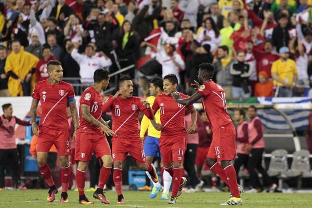 Peru players celebrate after they scored against Brazil in the second half of the 2016 Copa America Centenario Group B match at Gillette Stadium in Foxborough, Massachusetts on June 12, 2016. Peru defeated Brazil 1-0.  BOS2016061217 MATTHEWxHEALEY