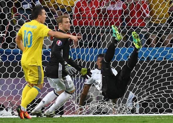 12.06.2016, xpsx, Fussball EM 2016, Deutschland - Ukraine, emspor, v.l. Yevhen Konoplyanka (Ukraine), Manuel Neuer (Deutsche Fussball Nationalmannschaft DFB), Jerome Boateng (Deutsche Fussball Nationalmannschaft DFB) Lille