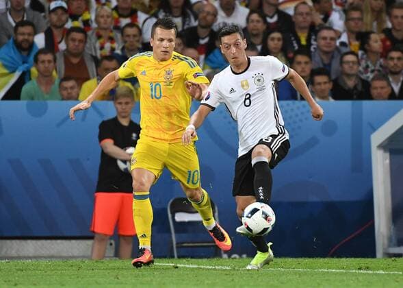 12.06.2016, xpsx, Fussball EM 2016, Deutschland - Ukraine, emspor, v.l. Yevhen Konoplyanka (Ukraine), Mesut Oezil (Deutsche Fussball Nationalmannschaft DFB) Lille