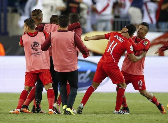 Peru s Christian Cueva (R) and Raul Ruidiaz (2R) celebrate their 0-1 win against Brazil during their Copa America Centenario 2016 match at the Gillete stadium in Foxborough, USA, 12 June 2016. BRASIL VS. PERU !ACHTUNG: NUR REDAKTIONELLE NUTZUNG!  FOX327 20160613-636014157777100159