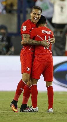 Peru s Paolo Guerrero (L) and Raul Ruidiaz celebrate their 0-1 win against Brazil during their Copa America Centenario 2016 match at the Gillete stadium in Foxborough, USA, 12 June 2016. BRASIL VS. PERU !ACHTUNG: NUR REDAKTIONELLE NUTZUNG!  FOX327 20160613-636014157784275929