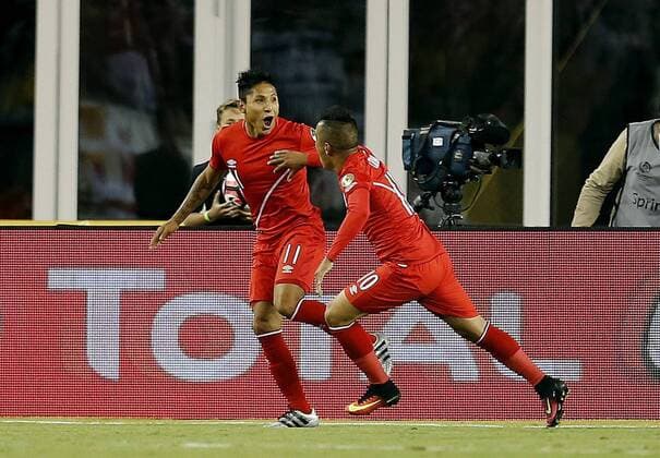 Peru s Raul Ruidiaz (L) celebrates his goal with Christian Cueva during their Copa America Centenario 2016 match at the Gillete stadium in Foxborough, USA, 12 June 2016. BRASIL VS. PERU !ACHTUNG: NUR REDAKTIONELLE NUTZUNG!  FOX327 20160613-636014160376318184